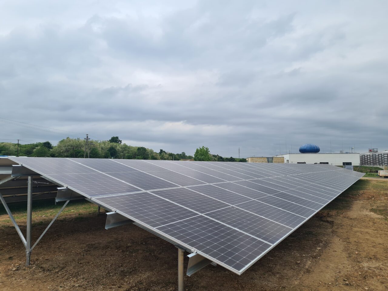 Napelemes rendszer Kistokajon a geotermikus hőközpontnál Canadian Solar modulokkal