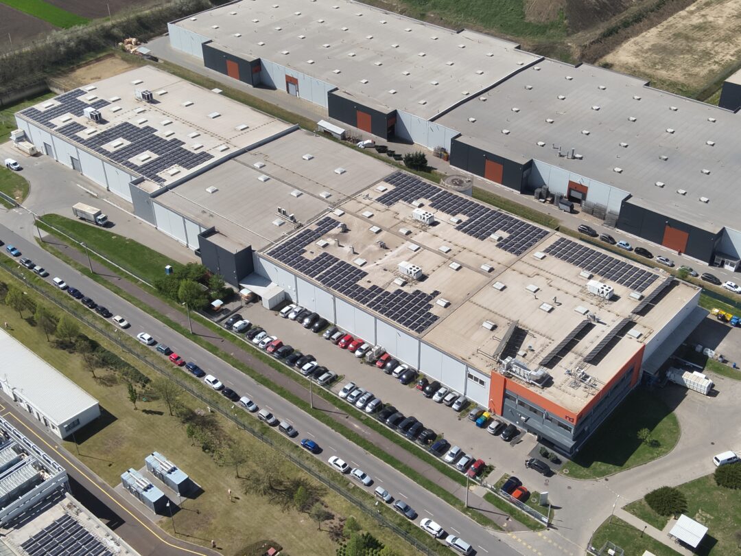 Ipari napelemes rendszer Debrecenben az RR Donnelley telephelyén LONGI modulokkal