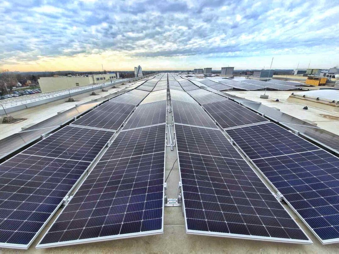Ipari naperőmű Debrecenben a Schaeffler Kft. lapostetőjén Canadian Solar modulokkal