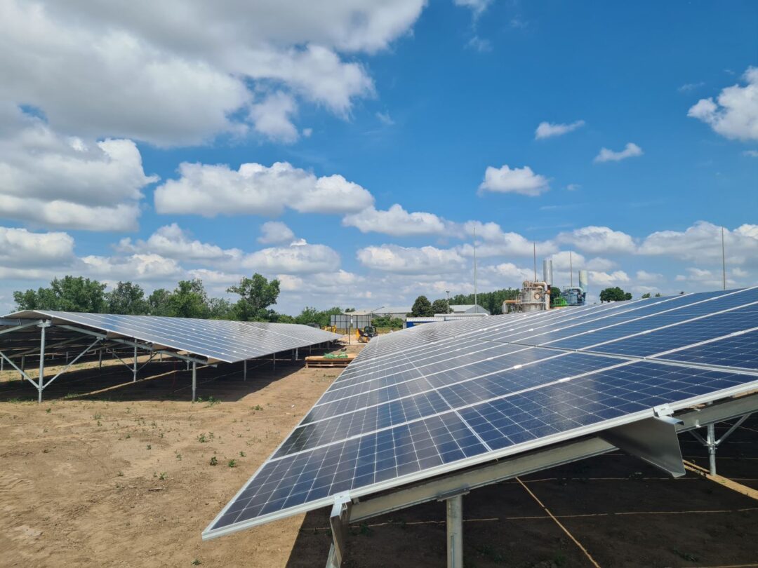 Naperőmű a bőnyi geotermikus hőközpontnál Canadian Solar napelemekkel