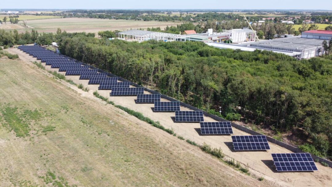 443 kWp ipari naperőmű a Marnevall Zrt. törökszentmiklósi telephelyén, földi és tetős tartószerkezettel