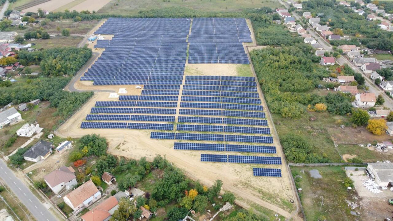 5,1 MW ipari naperőmű az Unilever nyírbátori telephelyén nagy kiterjedésű napelem mezővel